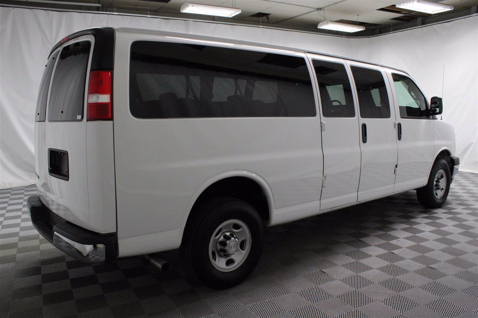 Pre-owned 2019 Chevrolet Express Passenger Lt Van In Wichita #u574607 