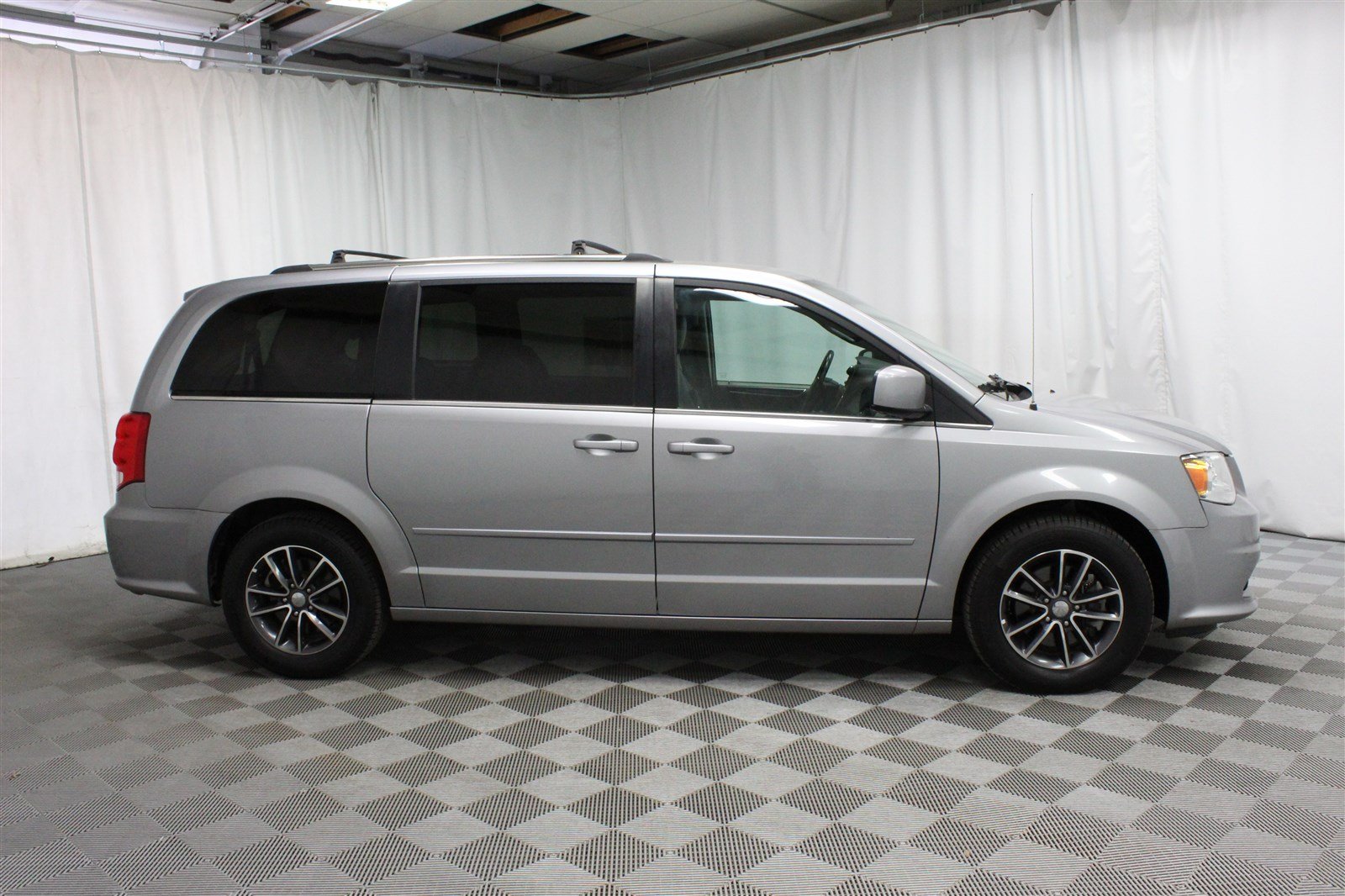 Pre-owned 2017 Dodge Grand Caravan Sxt Van In Wichita #u574045 