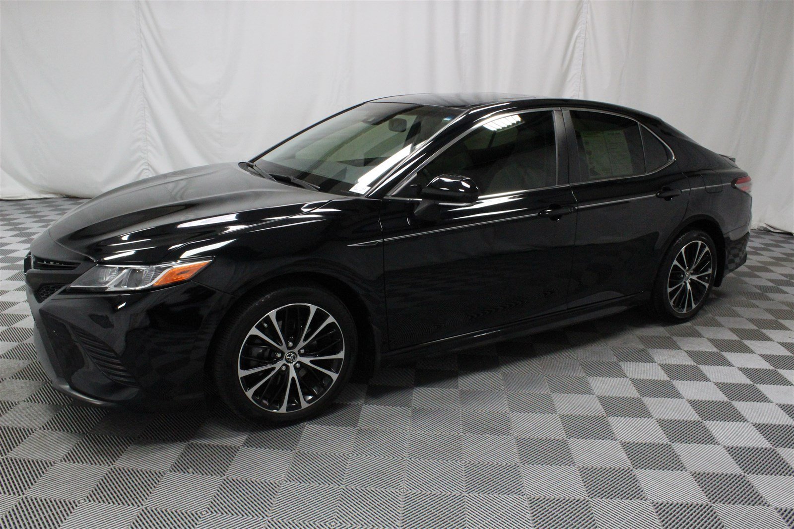 Pre-Owned 2018 Toyota Camry SE Sedan in Wichita #U572564 | Super Car Guys